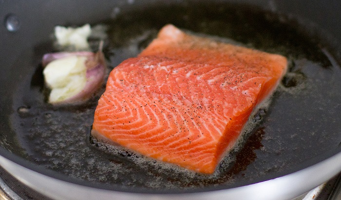 seared salmon in ibili pan